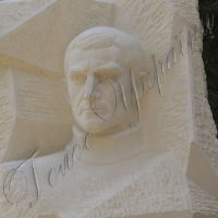 Пам'ятник Стусу постав біля гімназії, що носить його ім'я